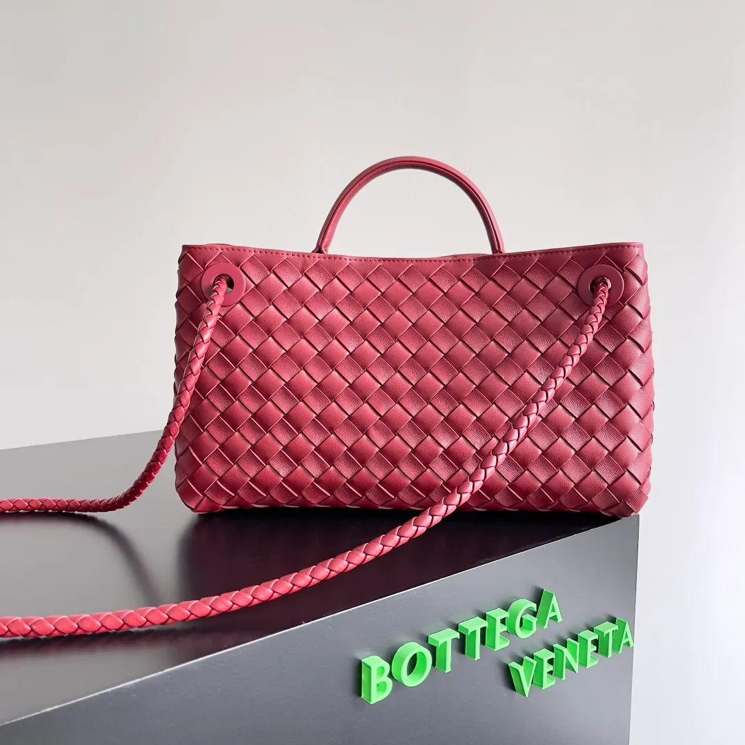 BV 1960 BV Lin Xinru, Ken Dou, Zhou Yutong, Zhu Zhu and other similar models, Andiamo Italian Let'go's new horizontal version design is more refined and elegant. The horizontal version presents a light and fashionable feeling that is more suitable for the body shape of Asian girls. The actual upper body is really awesome! Practicality and elegance coexist! 🉑️Carry it by hand, shoulder or crossbody, the law of true fragrance🥳 Style number: 754990 Size: 29*10*18